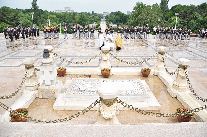 Ceremonii, slujbe şi flori pentru Eroii Neamului 106182