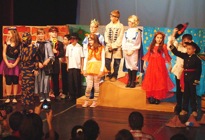 Elevii Liceului Teologic Oradea au pus în scenă „Micul prinţ“ 106165