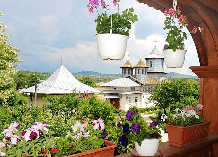 Mănăstirea unde liniştea loveşte ţărmul inimii 106293