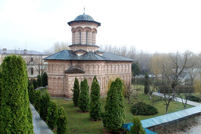 Preşcolarii din Craiova şi-au expus desenele la biserică 106312