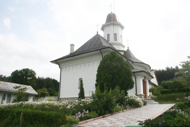 Sărbătoare în foişorul Preasfintei Treimi de la Buciumeni 106413