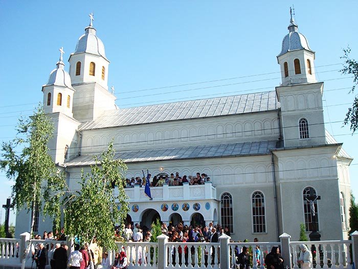 Ierarhul Oradiei a târnosit biserica din Hotar 106463