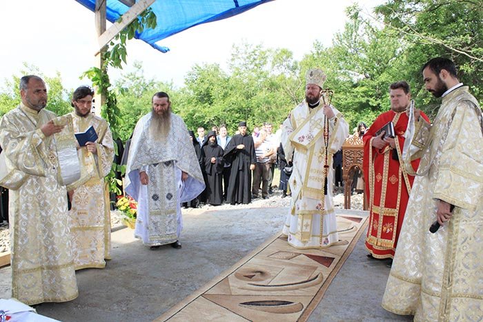 Sărbătoare la mănăstirea vâlceană „Pogorârea Duhului Sfânt“ 106459