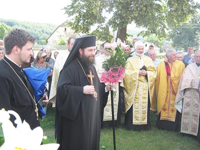 Preasfinţitul Siluan, în mijlocul consătenilor 106487