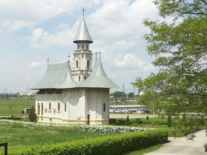 Vlădiceni, mănăstirea renăscută din cenuşă 106469