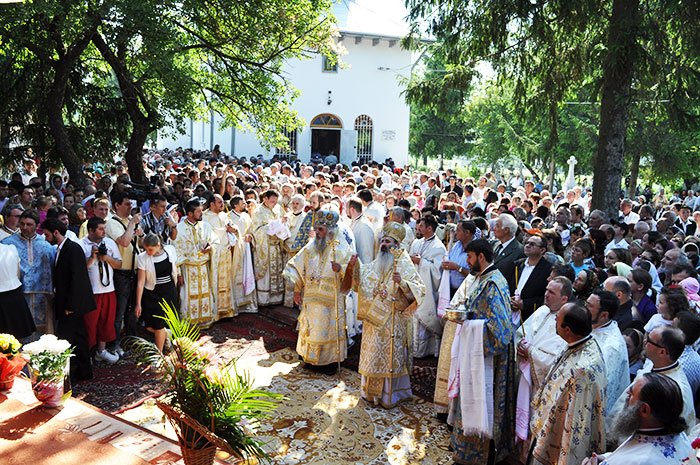 Biserica din Dumbrava a îmbrăcat haina nouă a resfinţirii 106589