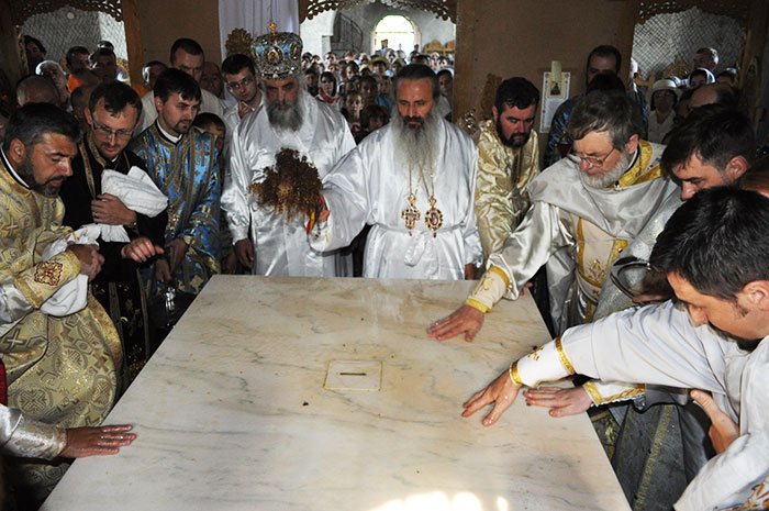 Altarul bisericii parohiei Ruşi, sfinţit de IPS Teofan şi IPS Ştefan 106619