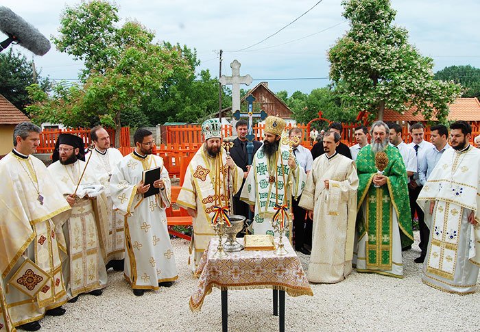 Sfinţirea bisericii din Otlaca Pustă 106654
