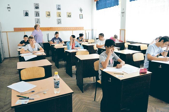 74,66% dintre absolvenţii de gimnaziu au luat peste 5 la probele scrise 106764