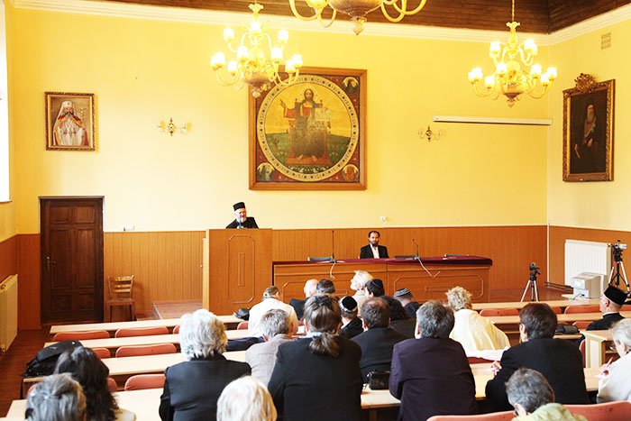 Discuţii pe tema „Sfinţenia lui Dumnezeu“ 106800