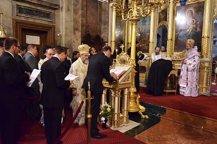Trei ierarhi au fost alături de absolvenţii teologi ieşeni la depunerea jurământului 106968