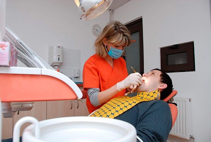 De ce se colorează dinţii 107230