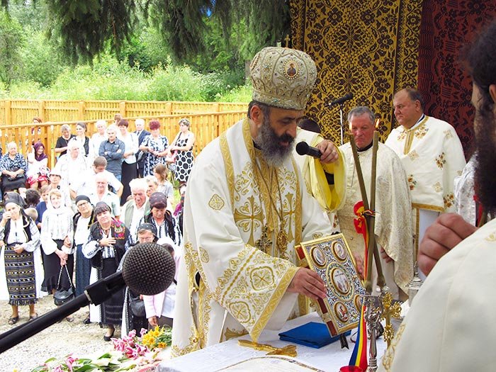 Sfinţirea bisericii din localitatea Cloaşterf 107301