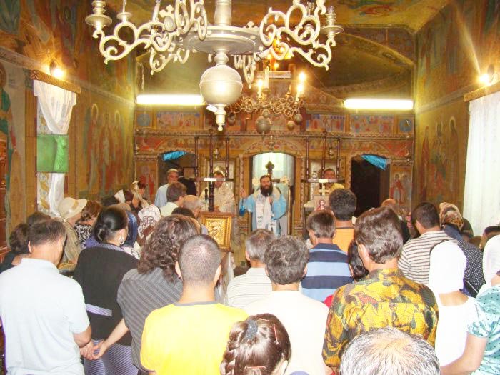 Liturghie arhierească în Parohia olteană Corlăteşti 107374