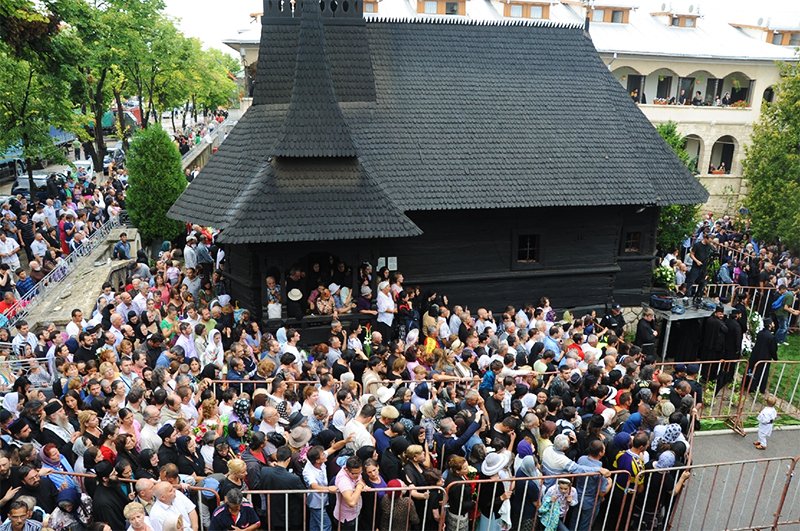 Părintele Arsenie a primit sărutarea cea mai de pe urmă (Foto) 107359