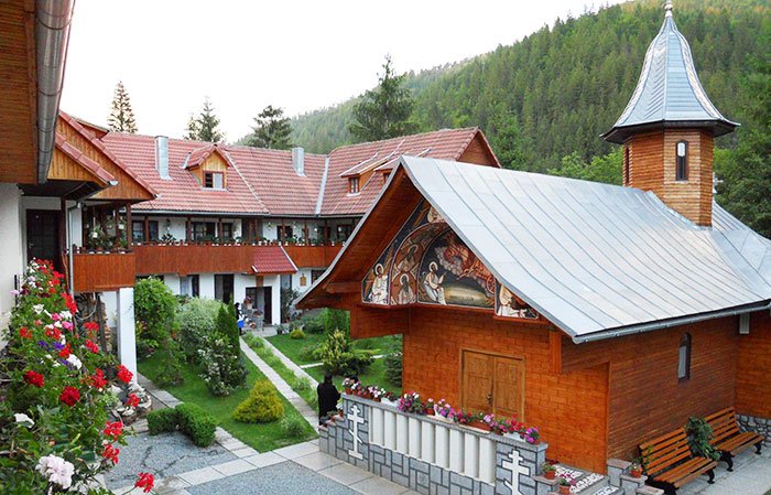 Albac, mănăstirea dintr-o cutie de chibrituri 107434