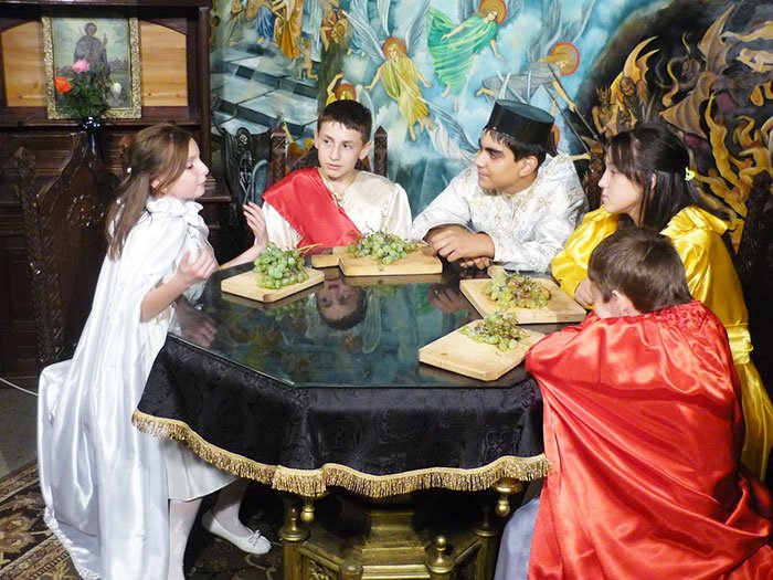 Educaţie şi misiune prin teatru religios 107472