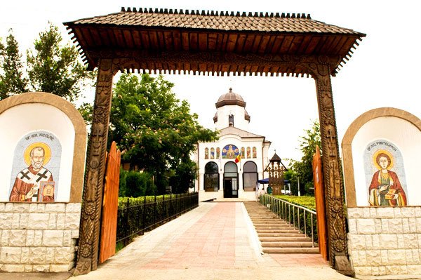 Sfântul Mare Mucenic Pantelimon, cinstit în toată ţara 107476