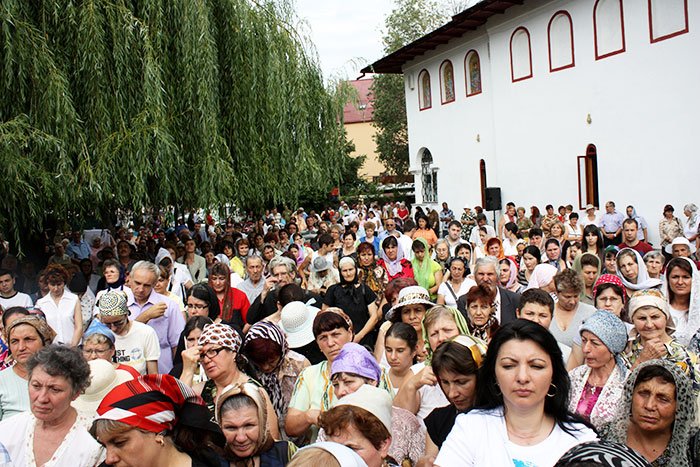 Hram la biserica din incinta Spitalului Judeţean din Piteşti 107531