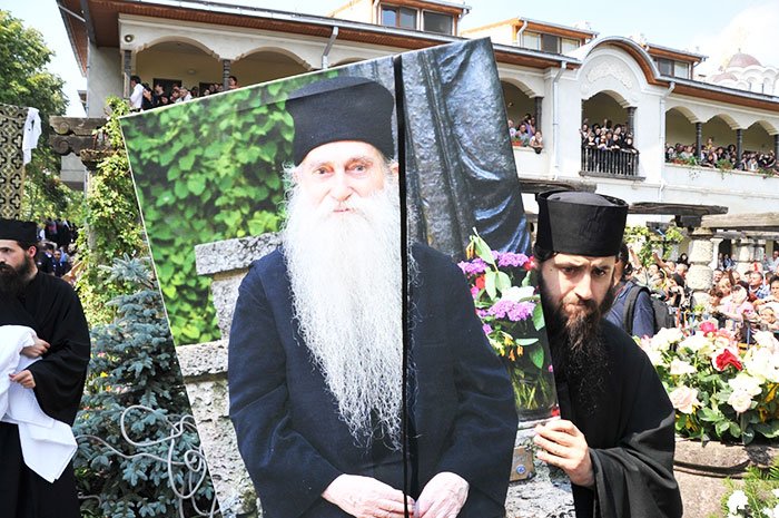 O despărţire care a îngemănat întristarea şi bucuria 107562