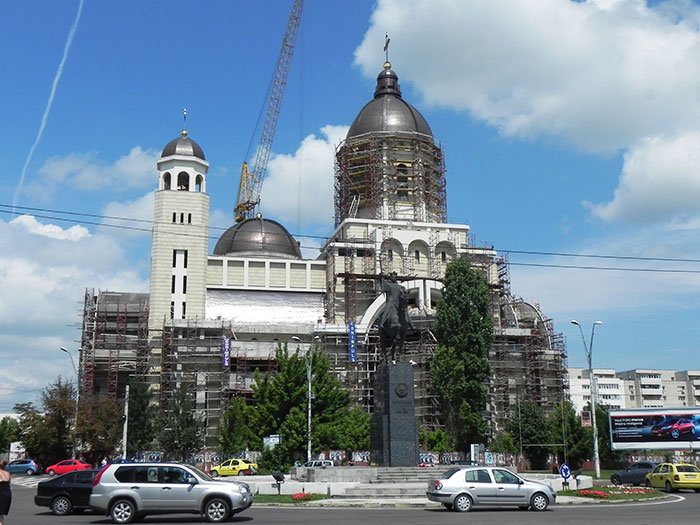 Catedrala „Înălţarea Domnului“, aureolă sacră în inima Bacăului 107636