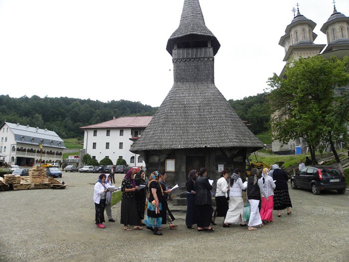 Un grup de femei de la Penitenciarul Gherla, în pelerinaj la Mănăstirea Nicula 107652