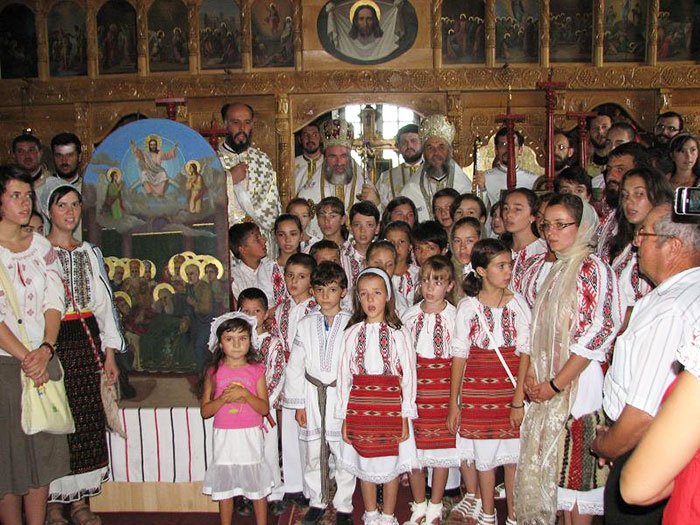 Doi ierarhi în mijlocul tinerilor de la Viziru de Jos 107745