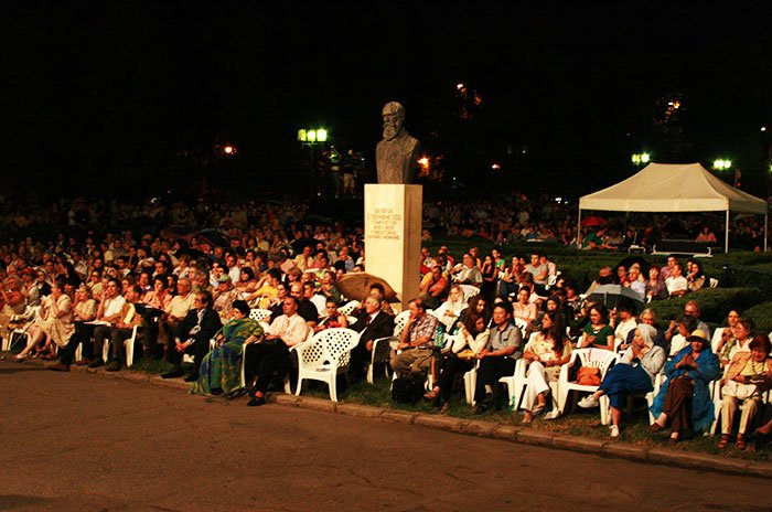 Opera iese la promenadă pe 20 august 107772