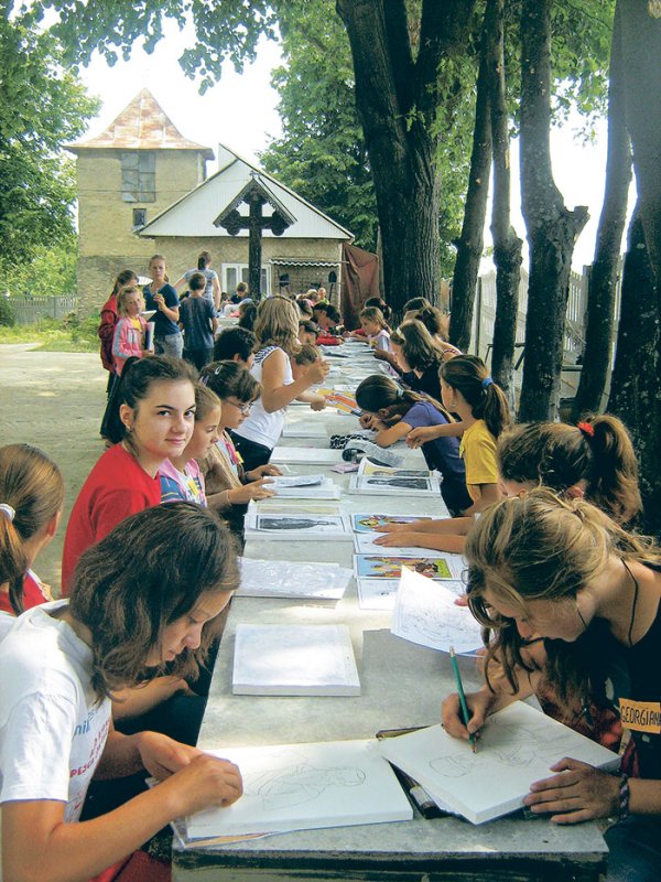 Copiii au dat „lumină şi culoare“ taberei de creaţie de la Poiana 107854