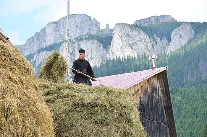 De ce „iară şi iară, cu pace, Domnului să ne rugăm…“? 107877