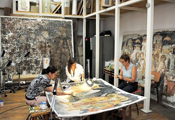 Povestea readucerii la viaţă a frescelor de la Cotroceni 107870