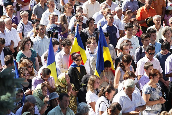 Tineri români în rugăciune şi cooperare 107873