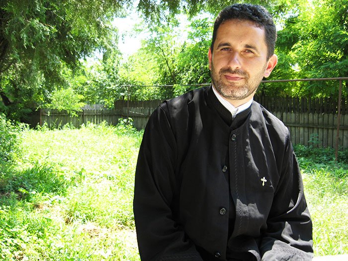 Un preot tânăr într-un sat de bătrâni 107891