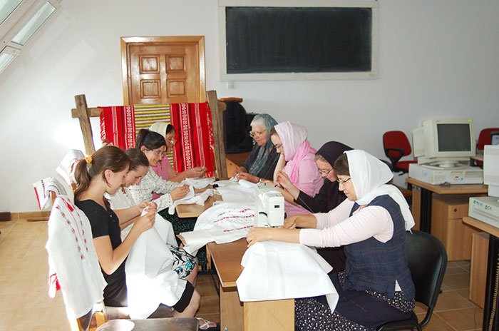 Enoriaşii de la „Sfântul Ioan Botezătorul“ Botoşani îşi cos singuri costumele populare 107959