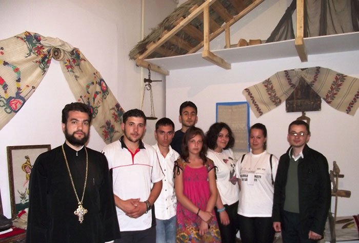 Tinerii sunt învăţaţi să fie oameni mari 107954