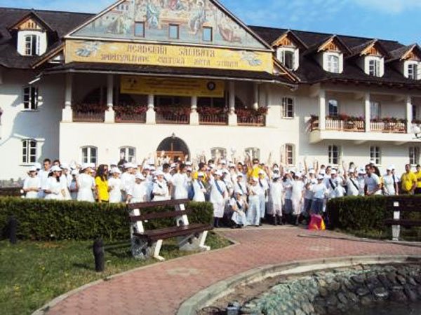 Seminariştii craioveni, implicaţi în acţiuni de ecologizare 108093