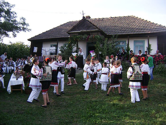 Dorul de vatra străbună, evocat la Corneşti 108131