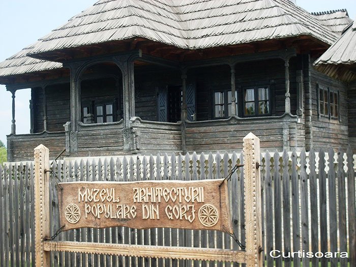 Tradiţia gospodăriei ţărăneşti, la Curtişoara 108116