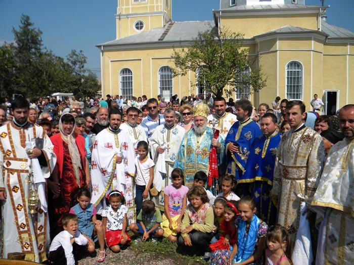 Preasfinţitul Visarion, în mijlocul credincioşilor din Lunca 108357