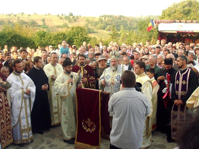 Biserica parohiei Cucova - Valea Seacă, târnosită după 12 ani 108400