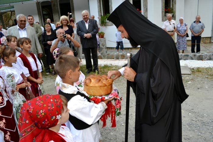 Schitul Sfântului Dionisie şi-a primit veşmântul 108391