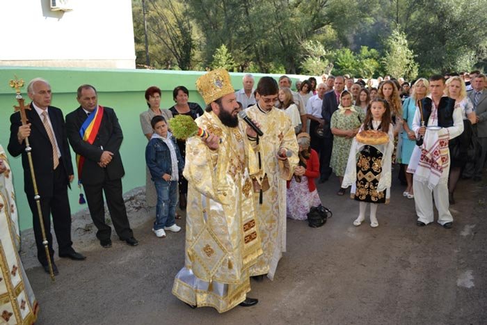 Biserica din Ezeriş a fost târnosită 108422