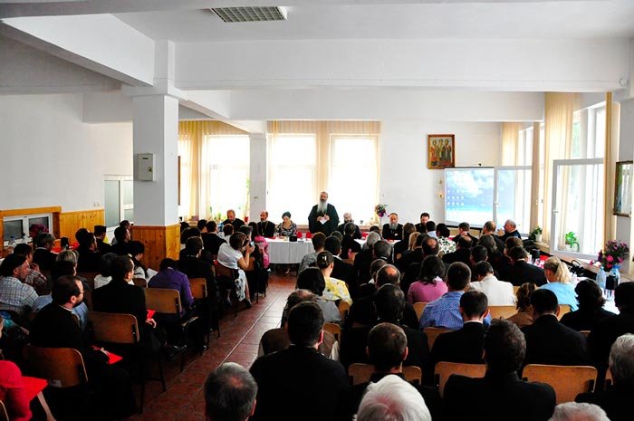 „Să găsiţi cele mai bune căi de a sădi în tineri învăţătura lui Hristos!“ 108432