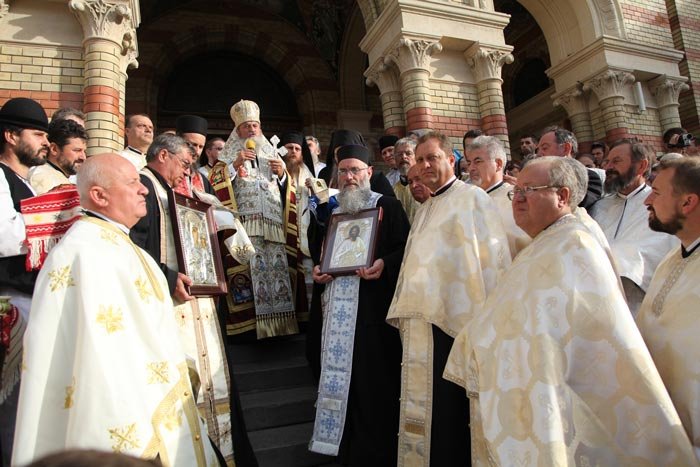 Sibienii se închină moaştelor de la Prodromu 108482