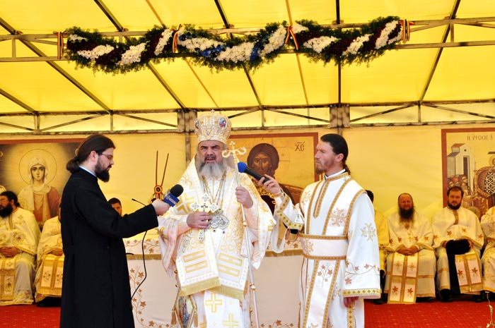 Hramul mănăstirii de la poalele Caraimanului 108578