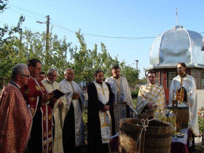 Hramul „Înălţarea Sfintei Cruci“ în Parohia Moţiori, Ineu 108641