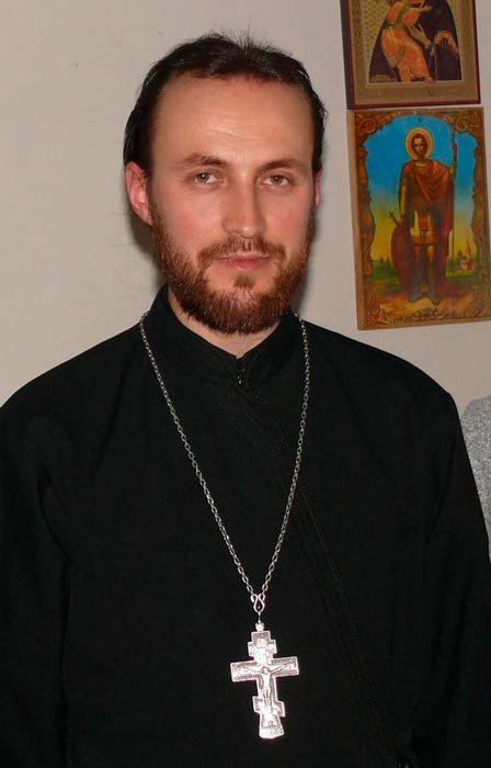 Răspunsuri duhovniceşti: Sfinţii din icoane binecuvântează casele credincioşilor 108612