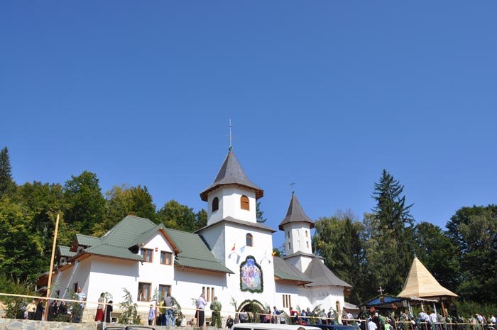 „Bucuria împlinirii“ la sfinţirea Schitului Nifon 108704