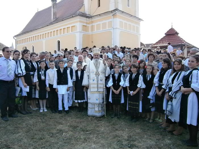 Mitropolitul Ardealului a resfinţit vechea biserică din Cristian 108702