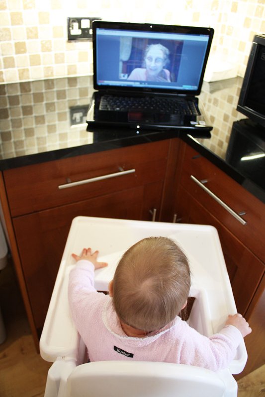 Răspunsuri duhovniceşti: Este părinte cel care „adoptă la distanţă“? 108840